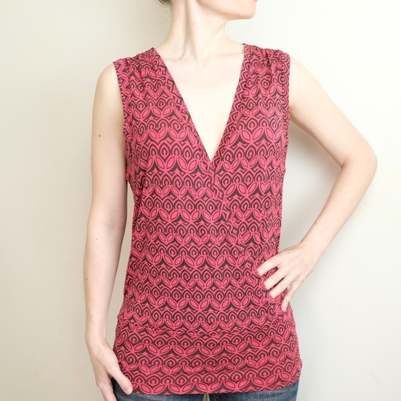 Banana Republic Pattern Red Stretch V-Neck Top M - Picture 5 of 8